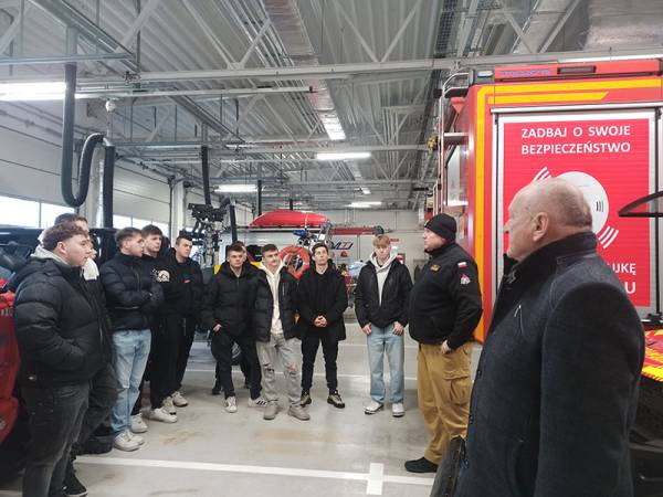 Uczniowie Zespołu Szkół nr 2 im. E. Kwiatkowskiego w Puławach poznają realia zawodu strażaka